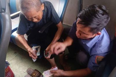 Chuyến tàu đặc biệt và cái kết ấm lòng cho cụ bà thất lạc người thân trên đường vào Quảng Ngãi