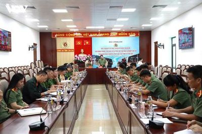 Lực lượng Công an giúp dân ổn định cuộc sống sau lũ dữ