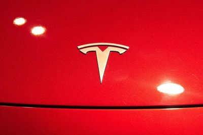 Tesla cán mốc 10 triệu xe điện, Musk tiến gần gói lương 1.000 tỷ USD
