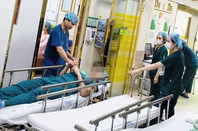 Chồng vào động viên vợ sinh, bất ngờ ngất xỉu trong phòng mổ