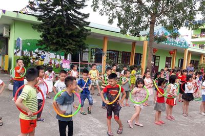 Bộ Y tế: Trẻ 1-5 tuổi cần vận động 180 phút/ngày, hạn chế tối đa xem điện thoại
