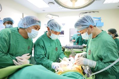 Cha 60 tuổi hiến thận cứu con trai
