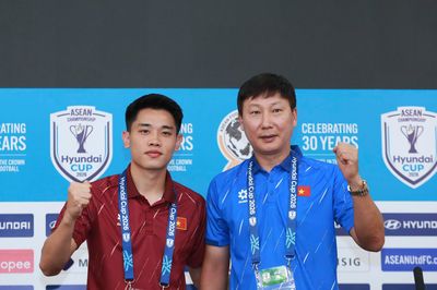 Trực tiếp họp báo Việt Nam vs Singapore: HLV Kim Sang-sik nói gì?