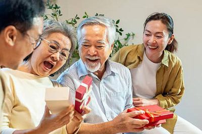 Sau tuổi 70, cha mẹ nên dừng 5 việc này nếu muốn sống an yên, giữ hòa khí với con cháu