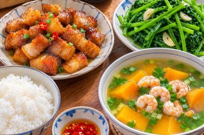 Cuối tháng rồi, thử nấu mâm cơm 79.000 đồng này xem cả nhà có khen không!