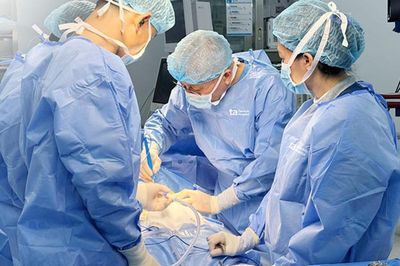 Bụng to dù không tăng cân, cô gái 21 tuổi phát hiện u quái buồng trứng ác tính gần 20 cm