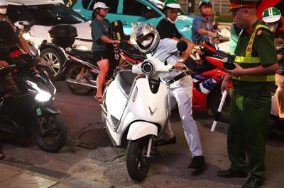 Thanh niên mang xe chưa biển đi khoe bạn, tài xế uống rượu kịch khung vẫn cầm lái
