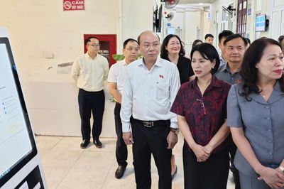 Đề xuất cơ chế đột phá thu hút, giữ chân nhân lực y tế tuyến cơ sở