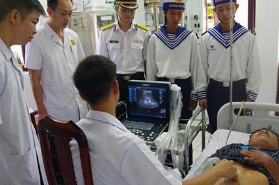 Kịp thời cấp cứu ngư dân bị tắc mật trong lúc đánh bắt hải sản