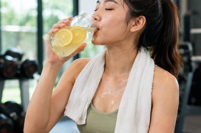 Uống nước chanh mật ong sau tập luyện có lợi gì?