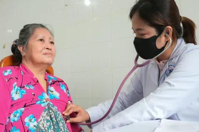 Khám sức khỏe miễn phí cho hơn 200 người cao tuổi ở Cà Mau, phát hiện 6 trường hợp cần nhập viện cấp cứu