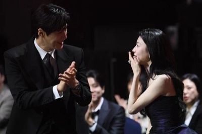 Rồng Xanh 2026: Kim Seon Ho - Go Youn Jung đồng bộ reaction khiến fan xao xuyến