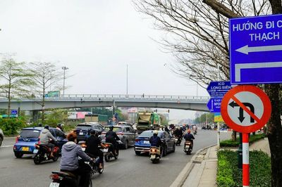 Điều chỉnh giao thông nút Cổ Linh- Đàm Quang Trung để hạn chế ùn tắc