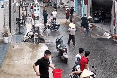 Chủ vắng nhà, hàng xóm hợp sức cứu kho xe máy bốc cháy