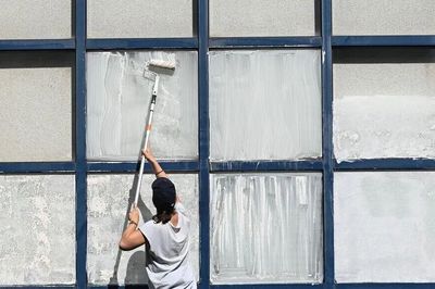 Người Pháp chống nóng kiểu 'có một không hai': Bôi phấn trắng lên cửa