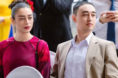 Mẹ và anh trai khóc khi 'bông hồng lai' trở thành Hoa hậu Hòa bình