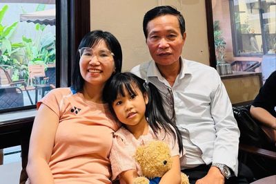 Con gái tìm bố 34 năm mất liên lạc, xúc động tin nhắn 'Bố chào con'