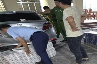 Xe ôtô chở 7.400 bao thuốc lá lậu bị bỏ lại trên đường