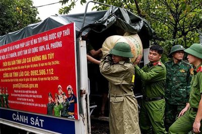 Khẩn trương khắc phục hậu quả, hỗ trợ người dân di dời khỏi khu vực sạt lở tại Lào Cai