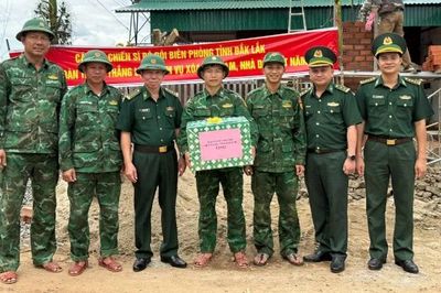 Động viên cán bộ, chiến sĩ đẩy nhanh tiến độ sửa chữa nhà ở cho gia đình chính sách ở Đắk Lắk
