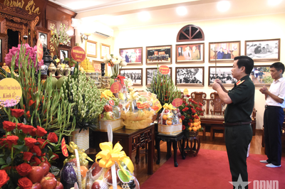 Thượng tướng Đỗ Xuân Tụng dâng hương tưởng niệm Tổng Bí thư Lê Khả Phiêu