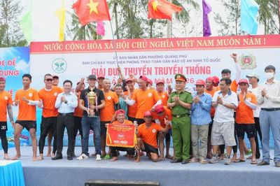 Sôi nổi Giải đua thuyền truyền thống phường Quảng Phú lần thứ Nhất