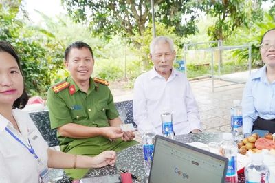 Người cao tuổi, người yếu thế được hỗ trợ làm thủ tục hành chính tại nhà