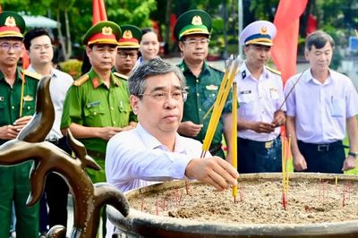 Lãnh đạo Thành ủy TPHCM dâng hoa, dâng hương tưởng niệm các Anh hùng liệt sĩ tại Côn Đảo