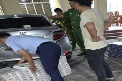 Xe ô tô chở 7.400 bao thuốc lá lậu bị bỏ lại trên đường