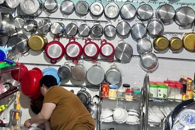 Căn nhà treo cả trăm chiếc xoong nồi, hàng chục rổ rá đều tăm tắp ở miền Tây