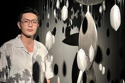 Diễn viên Quốc Huy choáng ngợp trước triển lãm trưng bày 2,2 tấn tác phẩm