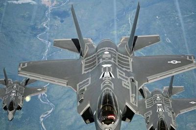 Tiêm kích tàng hình F-35B của Mỹ lao xuống căn cứ, bốc cháy dữ dội