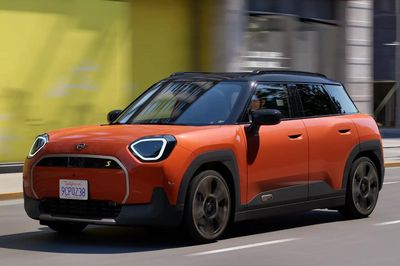 Ô tô mới đổ bộ thị trường Việt tháng 7: SUV địa hình, xe điện lần đầu nhập mâm