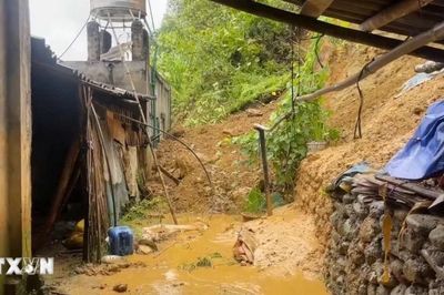 Lào Cai hỗ trợ người dân di dời khỏi khu vực sạt lở do mưa lớn