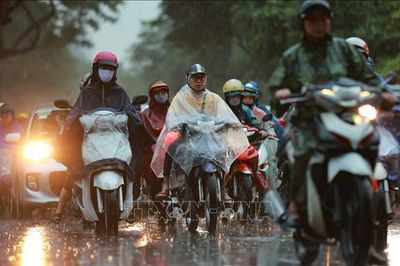 Cảnh báo mưa dông kèm lốc sét, mưa đá ở Hà Nội; lũ quét, sạt lở đất ở Lai Châu