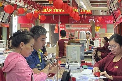 Người 'chơi vàng' chịu lỗ 11 triệu đồng/lượng trong tháng 7