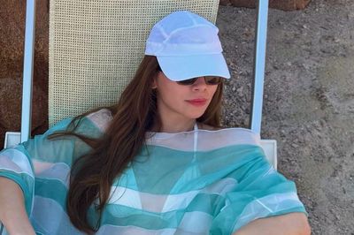 'Mẹ ba con' Hồ Ngọc Hà mặc đồ bơi hai mảnh lấp lánh phô trọn body nóng bỏng