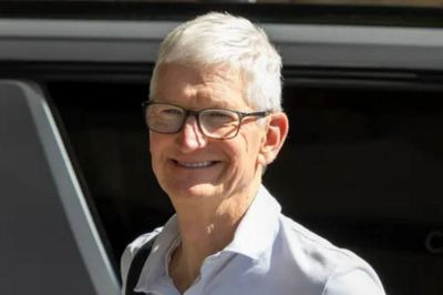 Tim Cook đánh giá AI kết hợp là 'vũ khí cạnh tranh' của Apple