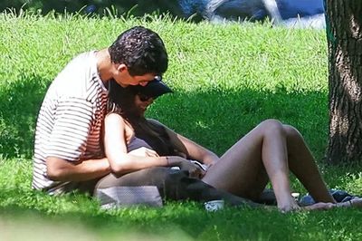 Nữ ca sĩ nổi tiếng bị bắt gặp thân mật với bạn trai tại công viên