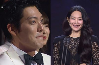Kim Woo Bin cười ngượng ngùng khi Shin Min Ah xuất hiện trên sân khấu