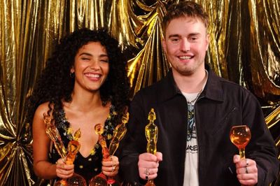 Sam Fender và Olivia Dean làm nên lịch sử, xô đổ kỷ lục 73 năm của bảng xếp hạng Anh