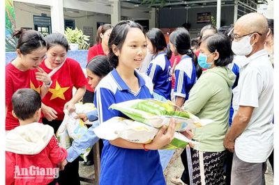 Trao 500 phần quà cho học sinh, hộ khó khăn ở xã Ô Lâm