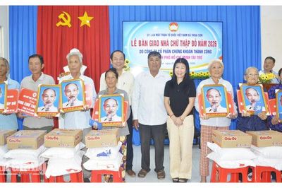 Xã Thoại Sơn trao 28 căn nhà Chữ thập đỏ