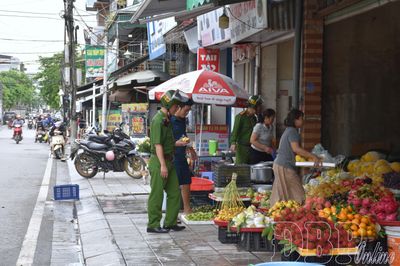 Tái diễn tình trạng lấn chiếm vỉa hè, lề đường