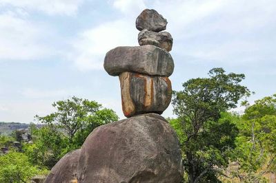 Huyền tích đằng sau những phiến đá lặng im