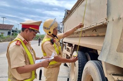 Kiểm soát chặt xe tải chở vật liệu