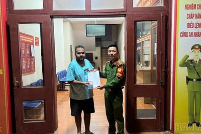 Công an phường Sa Pa trao trả tài sản cho 02 du khách nước ngoài