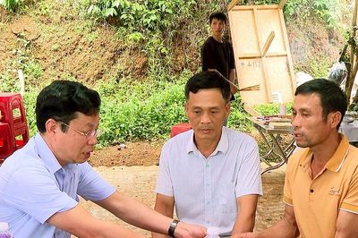Chủ tịch HĐND tỉnh Lâm Đồng Lưu Văn Trung thăm hỏi gia đình nạn nhân đuối nước
