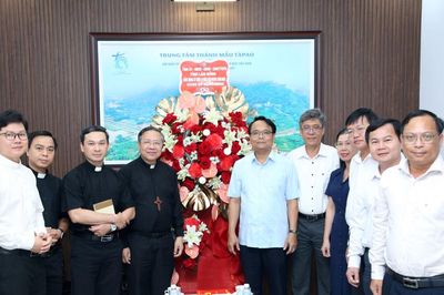 Phó Bí thư Thường trực Tỉnh ủy Lâm Đồng Đặng Hồng Sỹ thăm, chúc mừng Giám mục Giuse Đỗ Mạnh Hùng