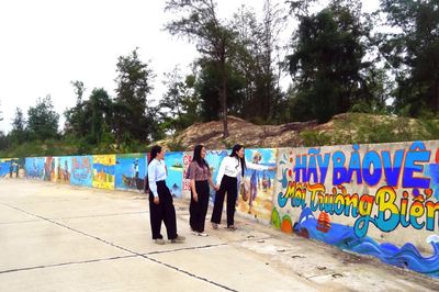 Những bức tường kể chuyện quê hương